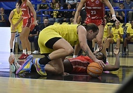 Billie Massey, en el suelo tras una jugada de ataque.