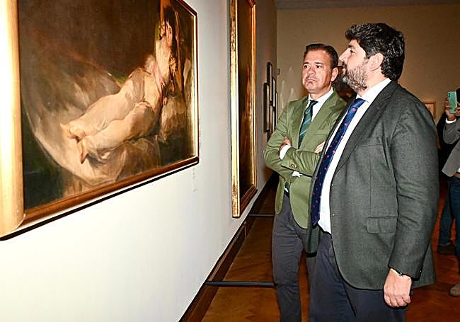 Ortuño y Miras contemplan el cuadro 'Copia de la Maja vestida de Goya', realizado por el pintor murciano Ramón Gaya, que se encuentra expuesto en el Museo de Bellas Artes de Bruselas.