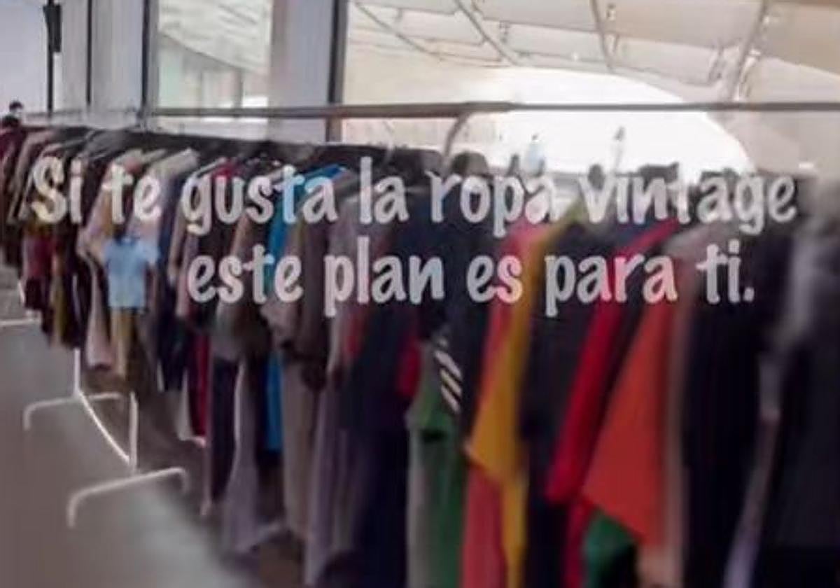 Llega a Murcia un nuevo mercadillo de ropa vintage: más de 2.000 prendas a nueve euros.