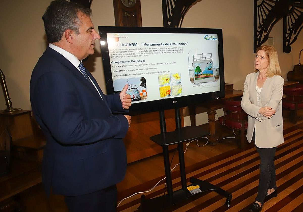 El consejero Juan María Vázquez, junto con la directora general de Calidad y Evaluación Ambiental del Ministerio para la Transición Ecológica y el Reto Demográfico, Marta Gómez Palenque.