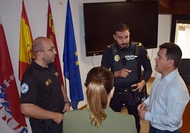 Salvador Sánchez y José Alfonso Toral conversan con Pepe Tudela.