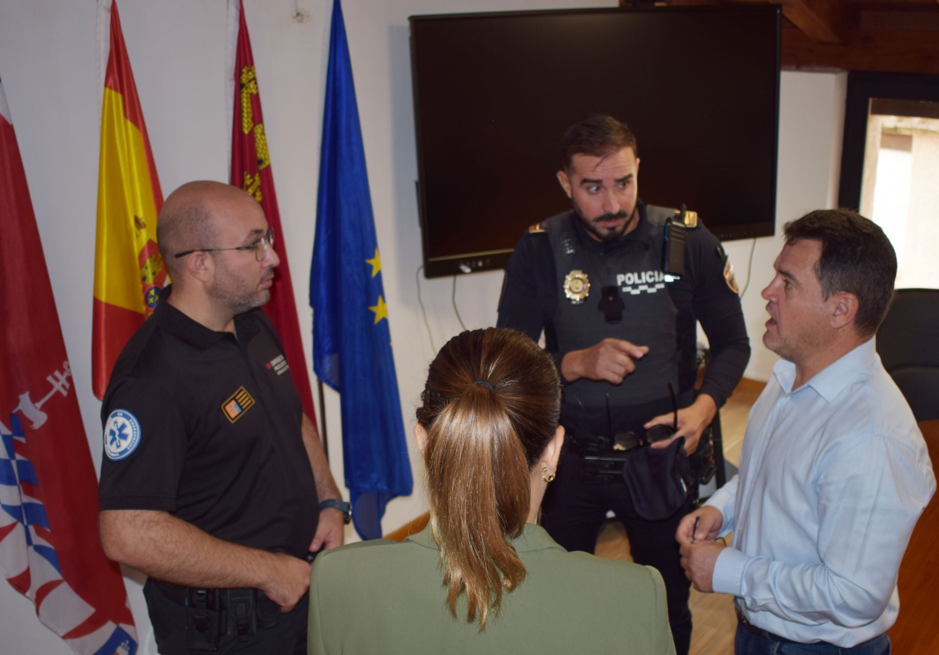 Salvador Sánchez y José Alfonso Toral conversan con Pepe Tudela.