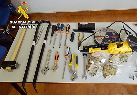 Material incautado por la Benemérita tras la detención de los sospechosos.