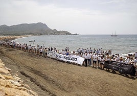 Protesta de los vecinos de Portmán contra el sellado de los vertidos de la bahía, el pasado junio.