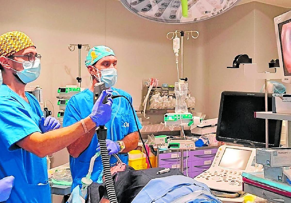 El equipo médico de HLA La Vega durante la intervención, un hito en la atención sanitaria especializada.