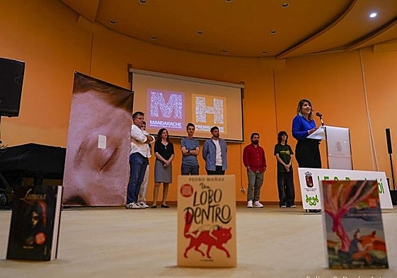 La alcaldesa de Cartagena presenta las obras escogidas, este jueves.