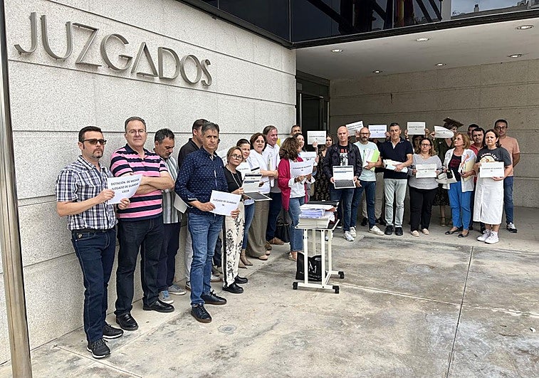 Protesta de funcionarios, este jueves, en los juzgados de Cieza.