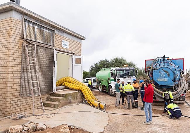 Operarios, esta semana en la almenara o centro de distribución del Taibilla en El Mirador (San Javier).