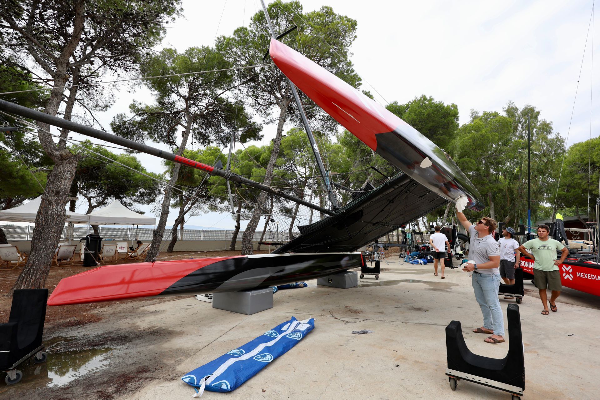 Los equipos preparan sus catamaranes voladores de la ETF 26 en Los Alcázares
