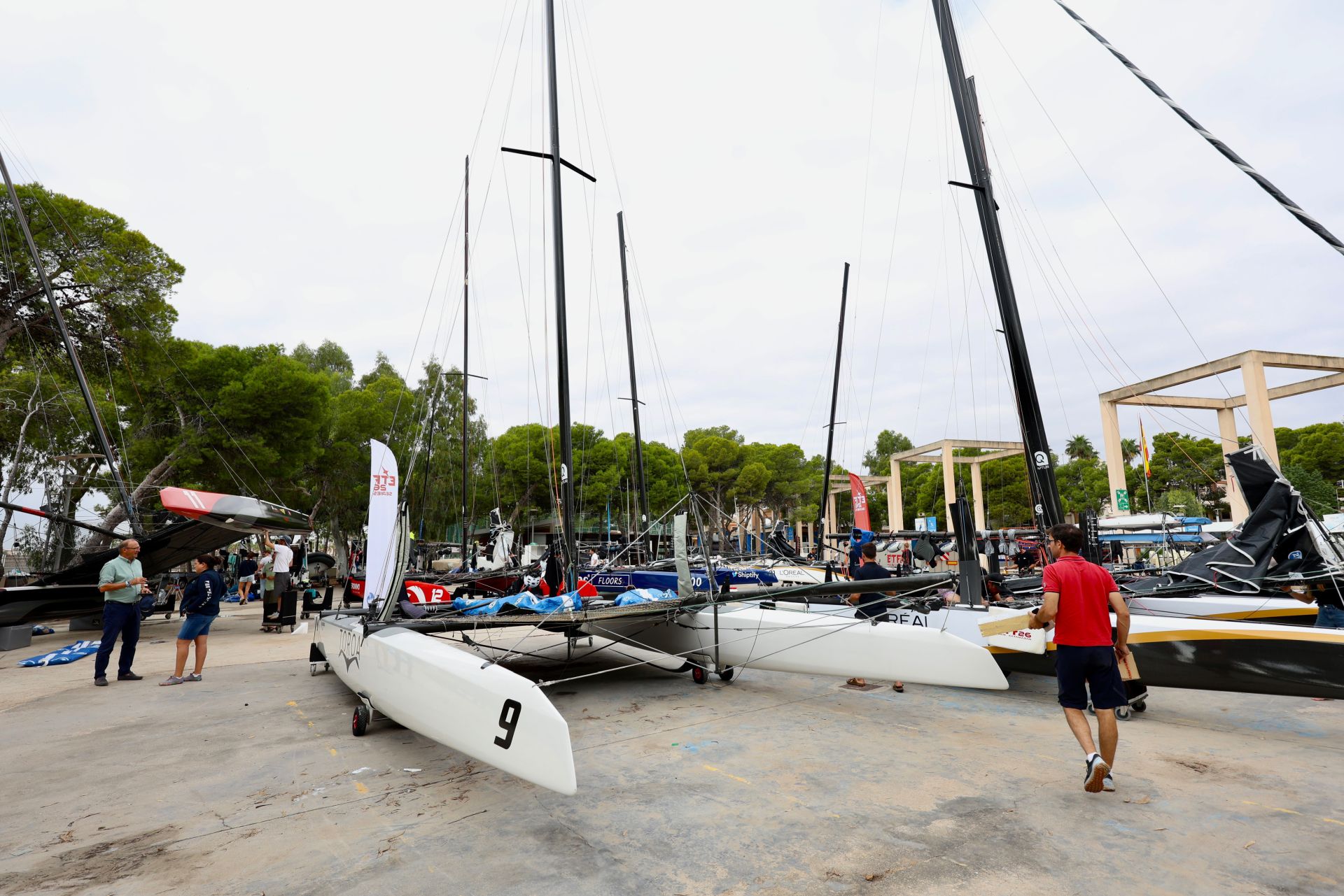 Los equipos preparan sus catamaranes voladores de la ETF 26 en Los Alcázares