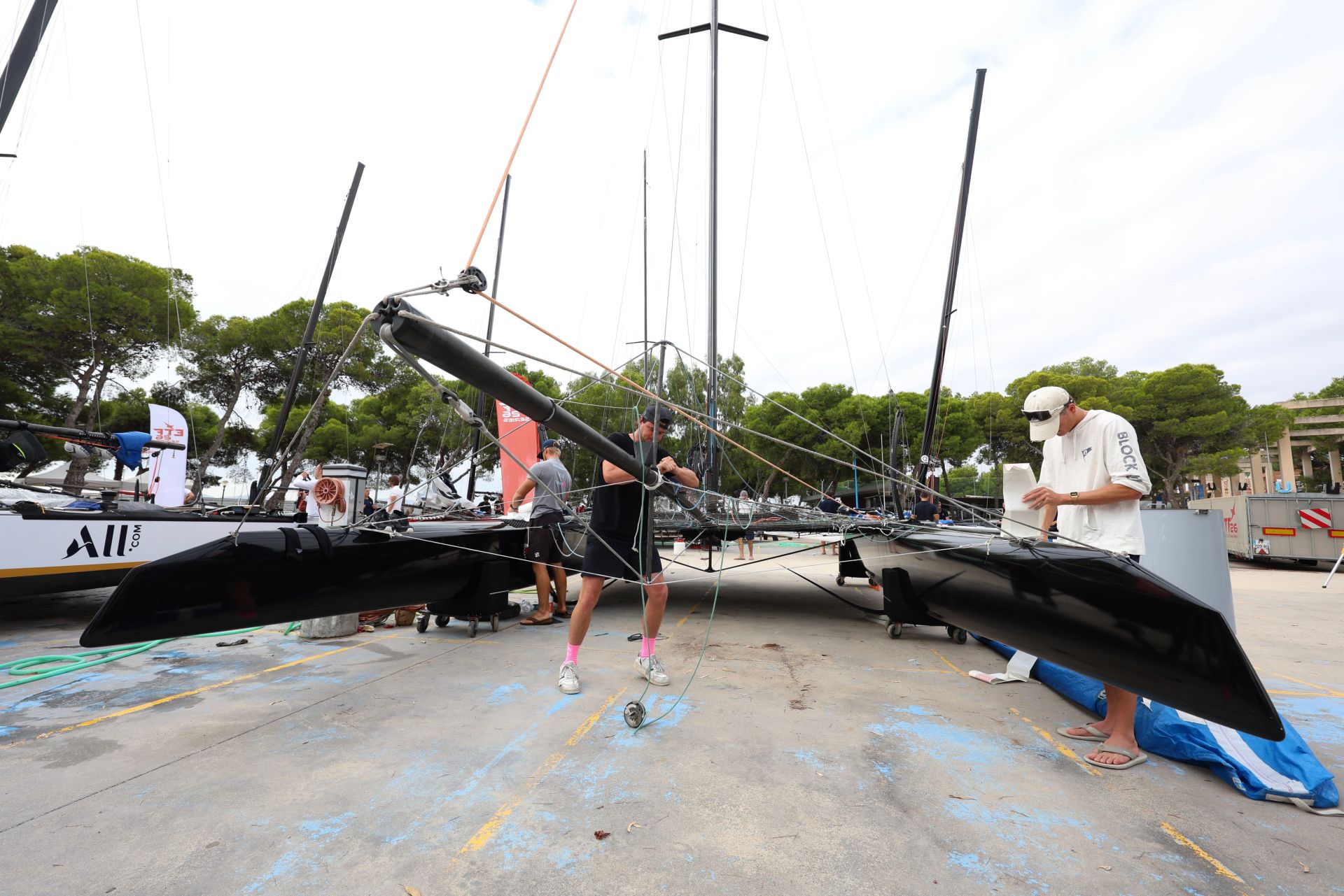 Los equipos preparan sus catamaranes voladores de la ETF 26 en Los Alcázares