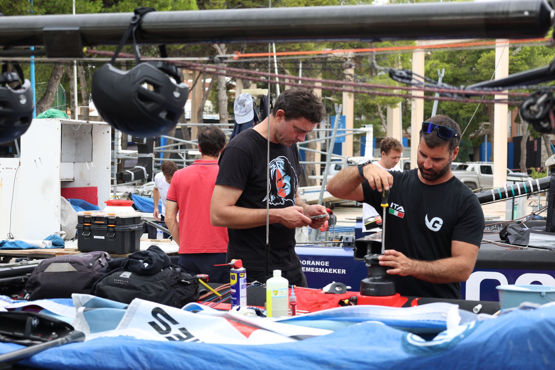 Los equipos preparan sus catamaranes voladores de la ETF 26 en Los Alcázares