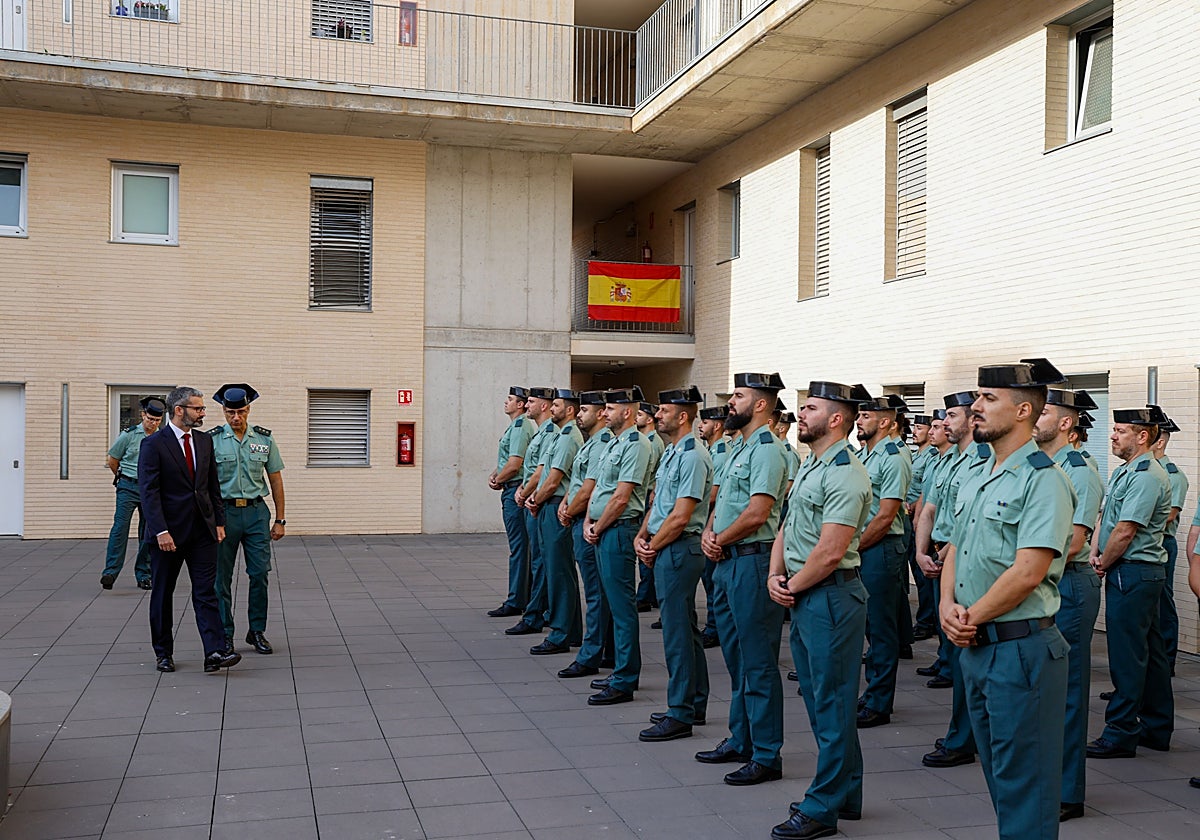El delegado del Gobierno durante la bienvenida a los nuevos agentes en el cuartel de Lorca junto al coronel Jefe de la 5ª Zona. Francisco Pulido.
