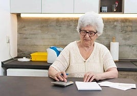 Imagen de archivo de una pensinista haciendo cuentas