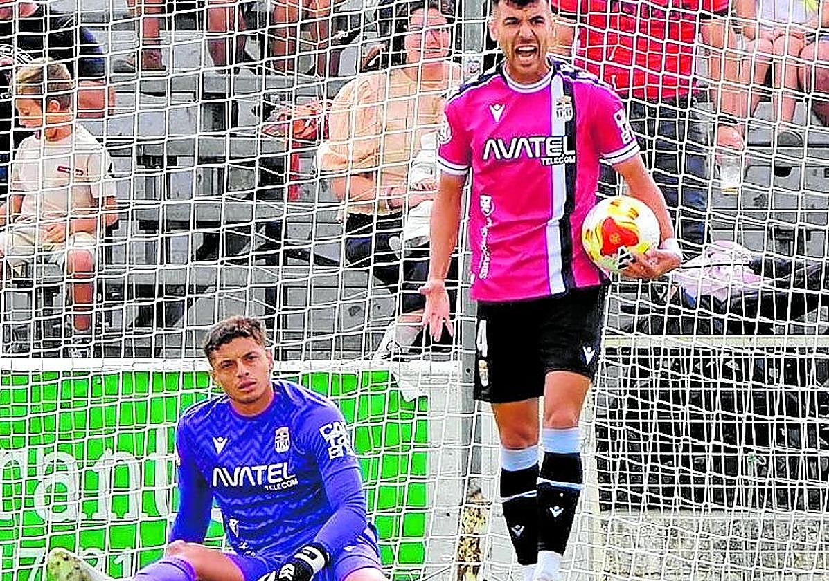 Lucho García, en el suelo, tras uno de los goles del Sanluqueño.