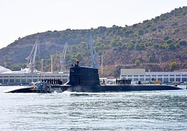 Salida del submarino S-81 'Isaac Peral' de Cartagena, este miércoles.