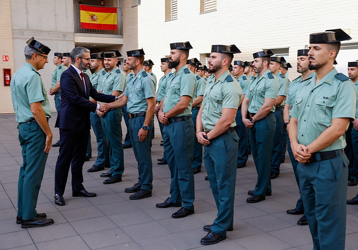 El delegado del Gobierno saluda a los nuevos agentes junto el coronel Jefe de la 5ª Zona.