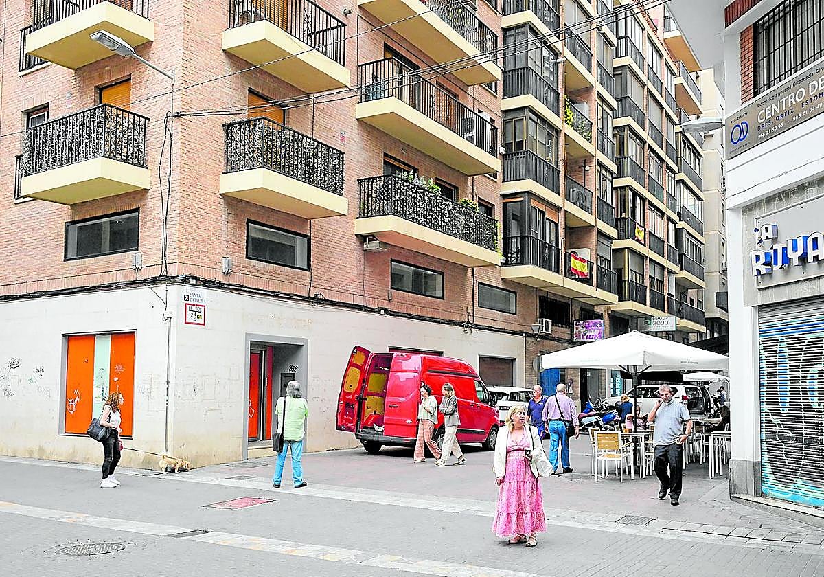 En el cogollo de la plaza San Bartolomé, frente a la sede de la Cámara de Comercio de Murcia, hay dos locales cerrados.