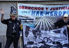 Concentración en el Senado antes de la aprobación de la ILP en Madrid en 2022.