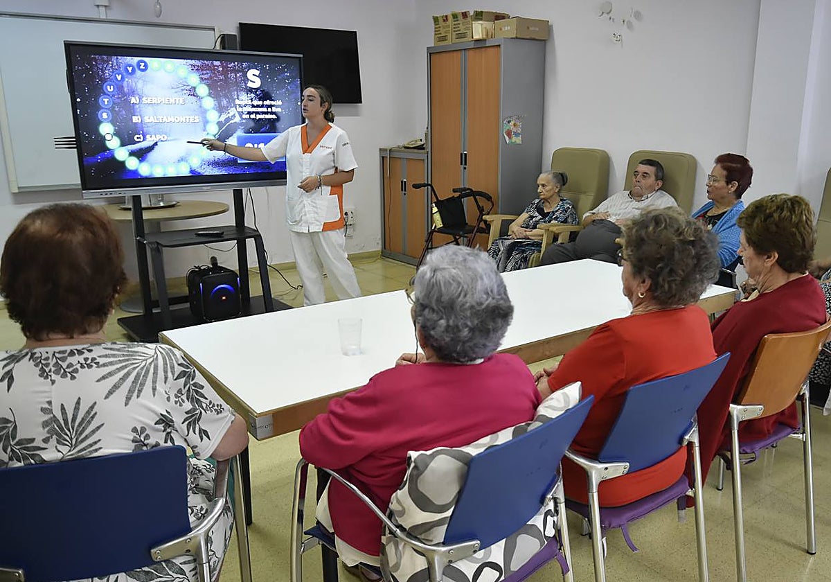 Personas dependientes, durante un taller en una residencia de mayores en Murcia.