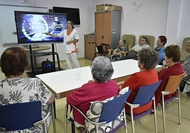 Personas dependientes, durante un taller en una residencia de mayores en Murcia.