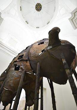 Imagen - Vista parcial del gran bisonte situado bajo la cúpula de la Sala Verónicas. Javier Carrión / AGM