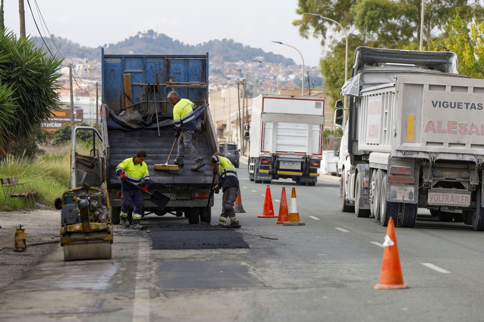 Los trabajos para arreglar el bache que provocó un accidente mortal entre Murcia y Santomera, en imágenes