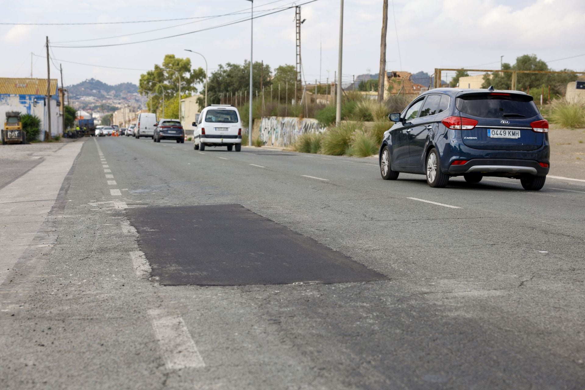Los trabajos para arreglar el bache que provocó un accidente mortal entre Murcia y Santomera, en imágenes