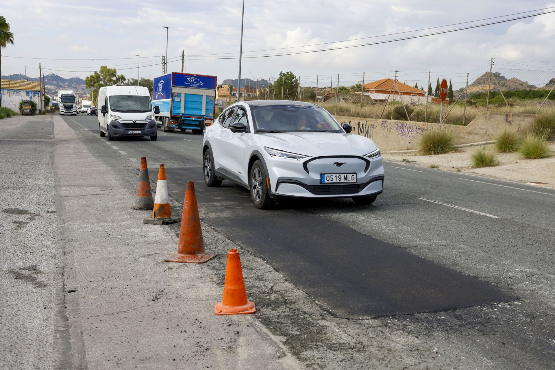 Los trabajos para arreglar el bache que provocó un accidente mortal entre Murcia y Santomera, en imágenes