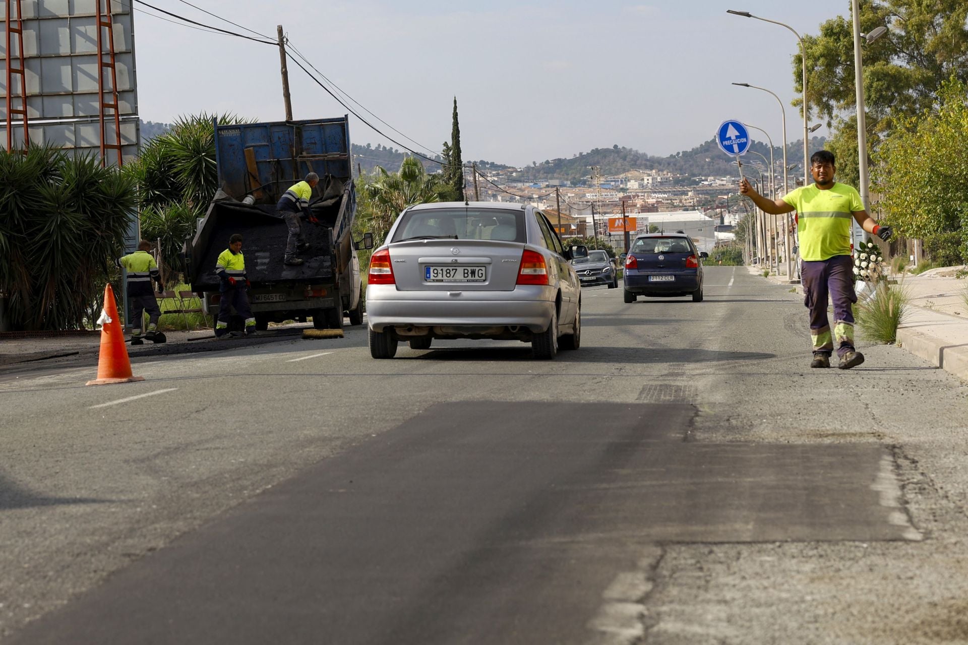 Los trabajos para arreglar el bache que provocó un accidente mortal entre Murcia y Santomera, en imágenes