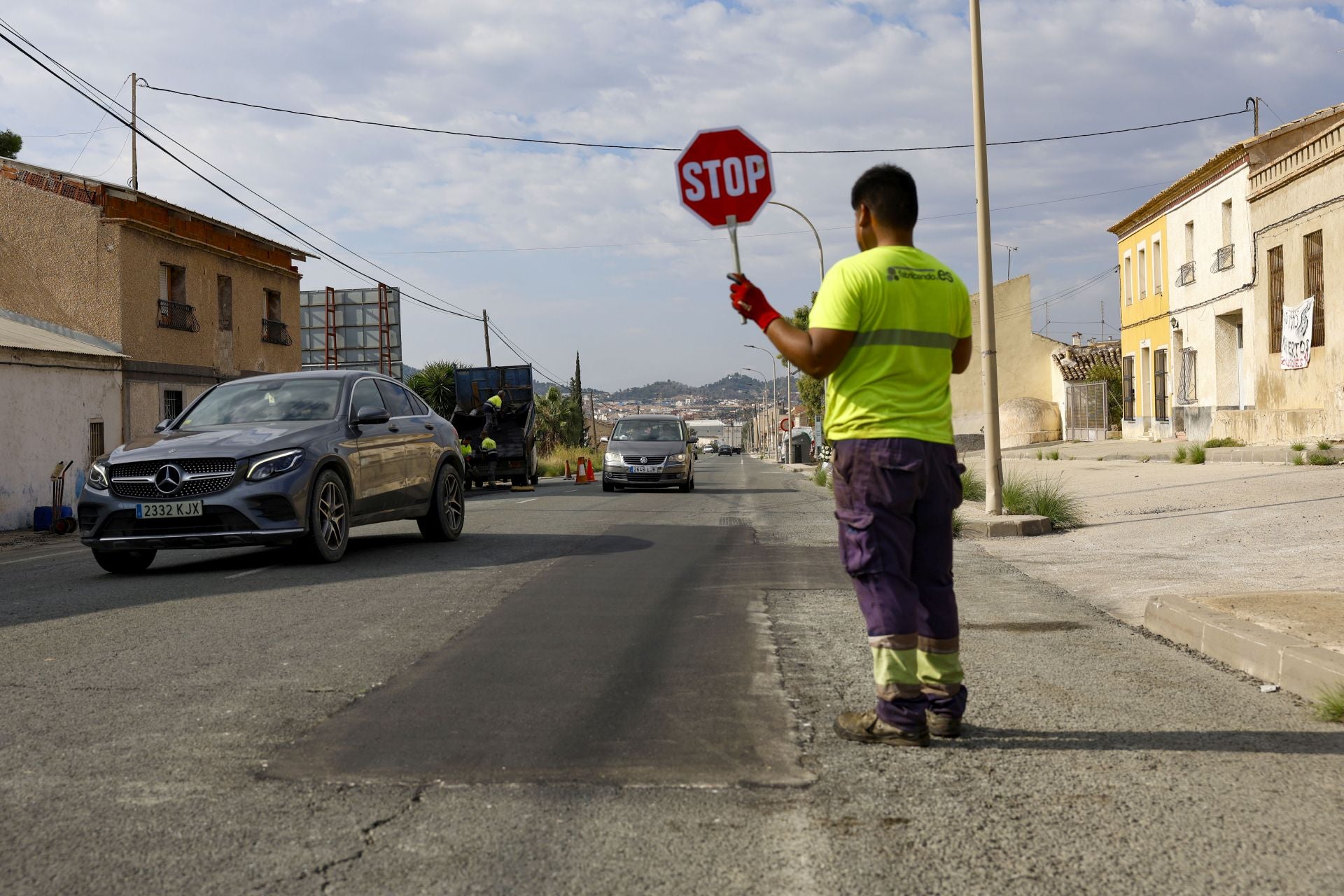 Los trabajos para arreglar el bache que provocó un accidente mortal entre Murcia y Santomera, en imágenes
