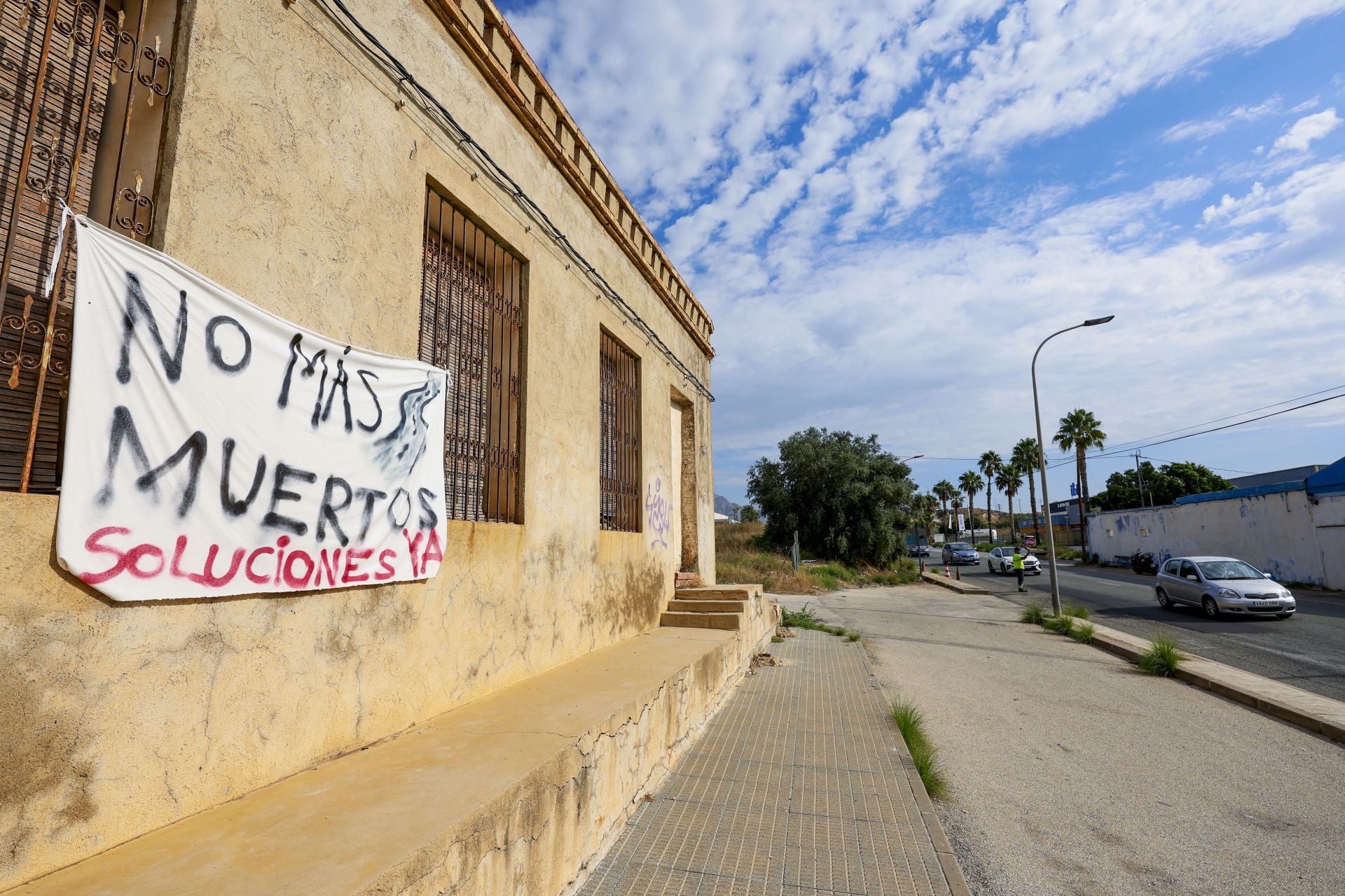 Los trabajos para arreglar el bache que provocó un accidente mortal entre Murcia y Santomera, en imágenes