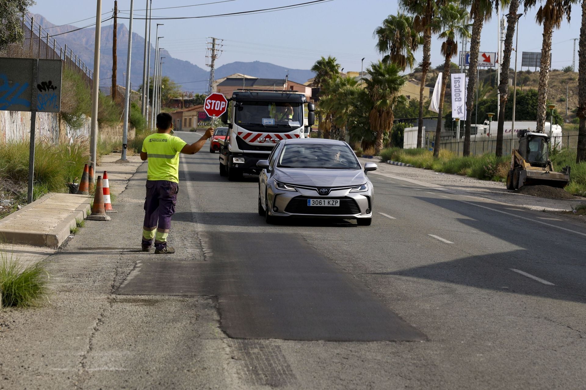 Los trabajos para arreglar el bache que provocó un accidente mortal entre Murcia y Santomera, en imágenes
