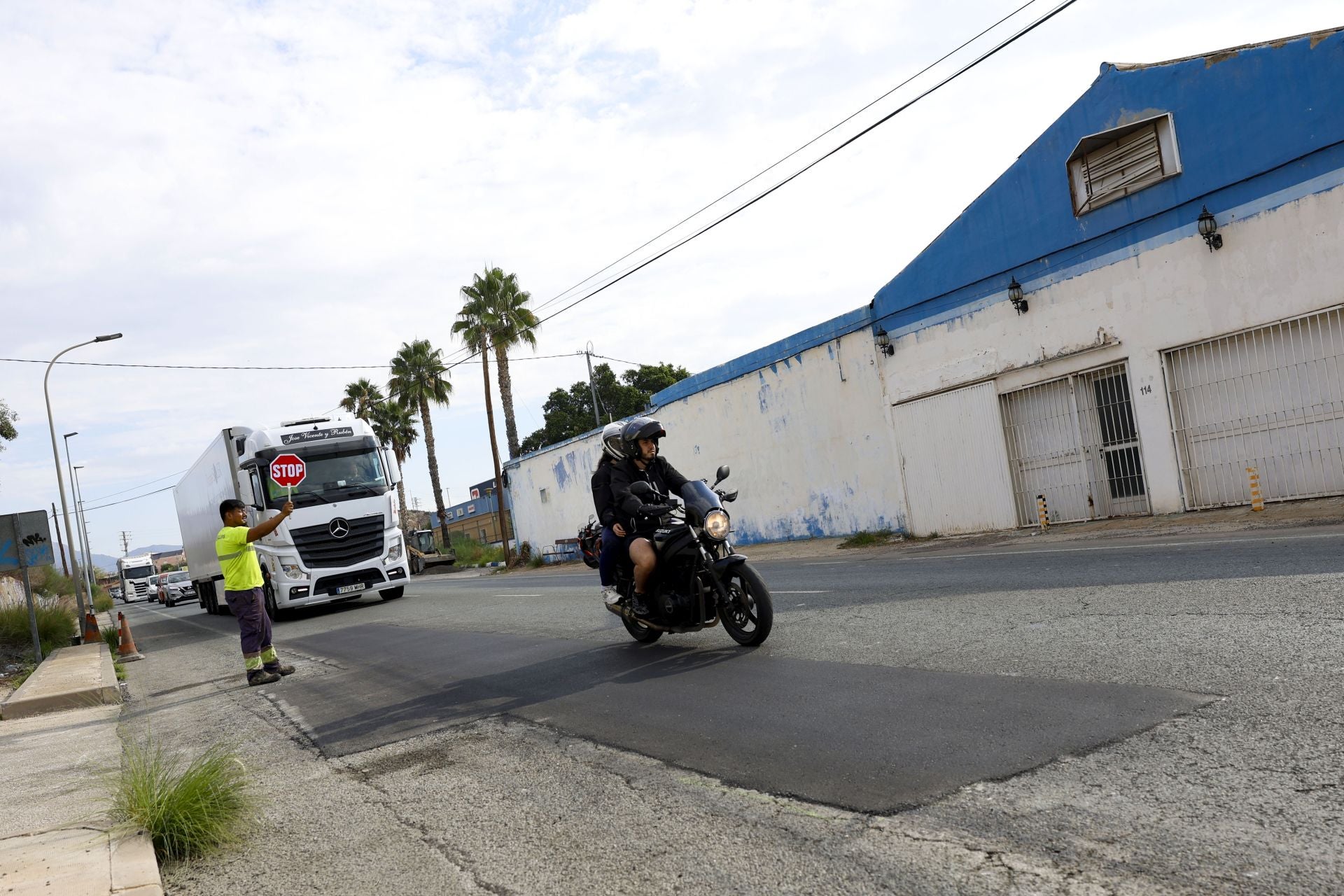 Los trabajos para arreglar el bache que provocó un accidente mortal entre Murcia y Santomera, en imágenes
