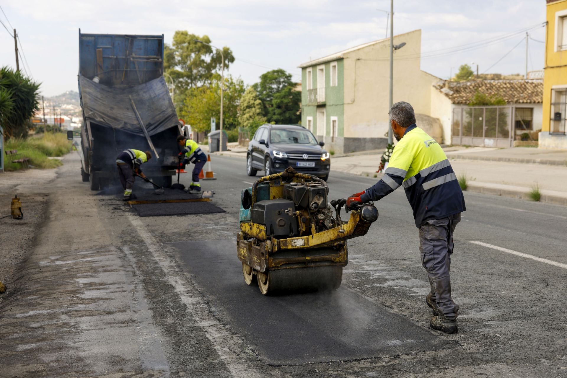 Los trabajos para arreglar el bache que provocó un accidente mortal entre Murcia y Santomera, en imágenes