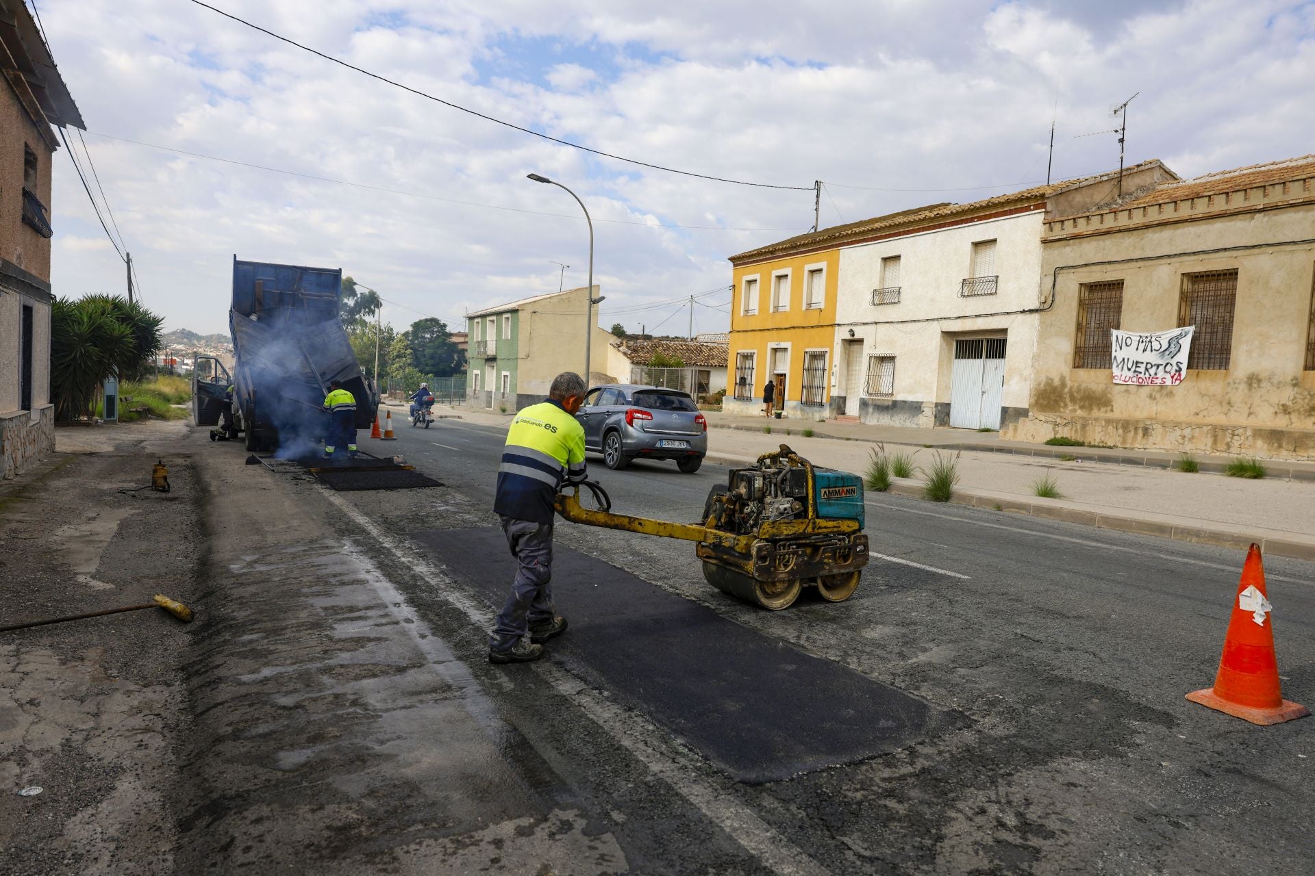 Los trabajos para arreglar el bache que provocó un accidente mortal entre Murcia y Santomera, en imágenes