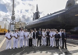 Autoridades y representantes de la Armada este viernes en Cartagena, con el 'Tonina' de fondo.