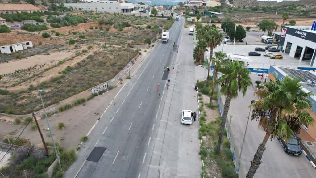 Los trabajos para arreglar el bache que provocó un accidente mortal entre Murcia y Santomera, en imágenes