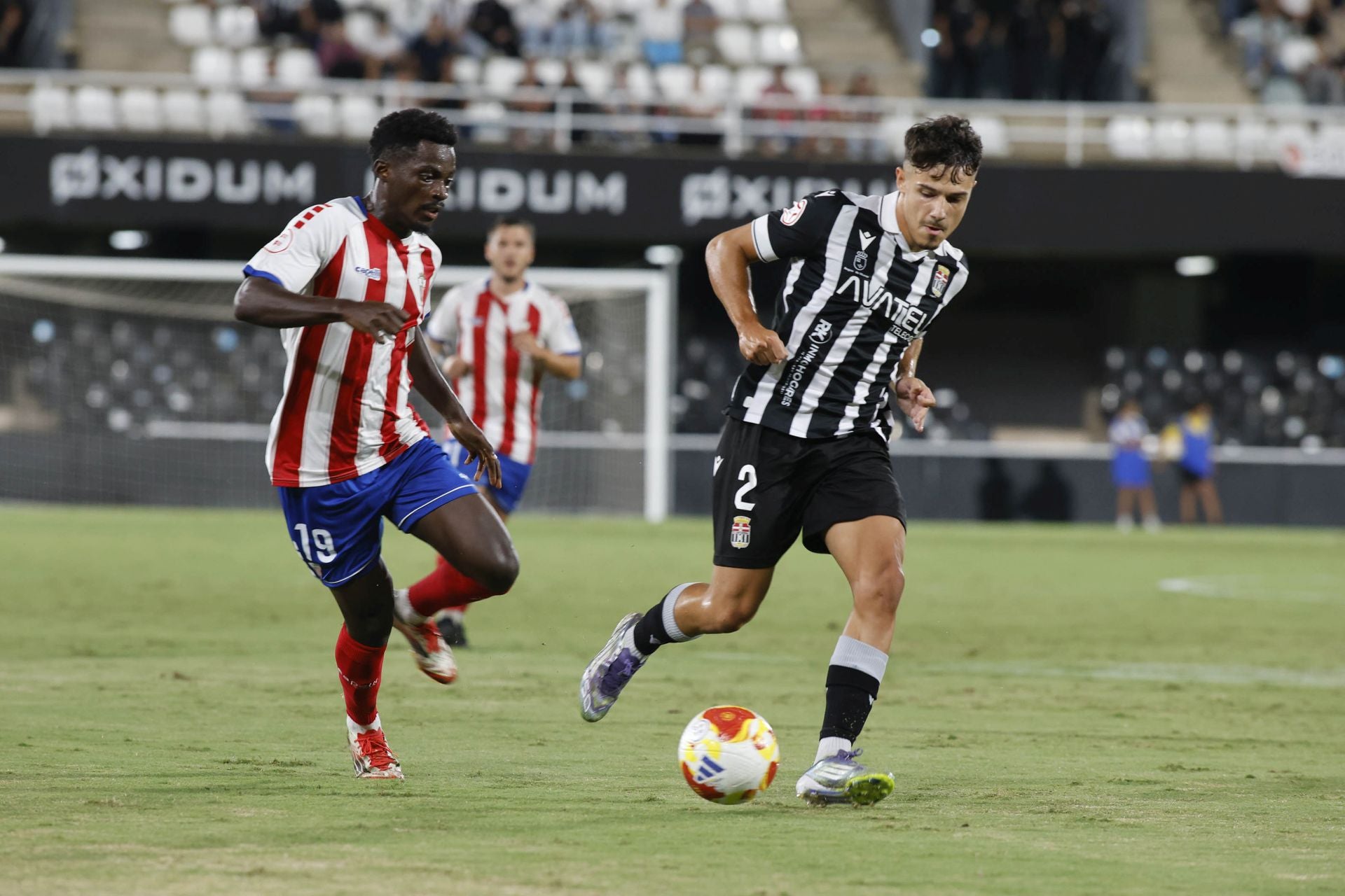 El martillo pilón de Javi Rey acuesta líder al FC Cartagena, en imágenes