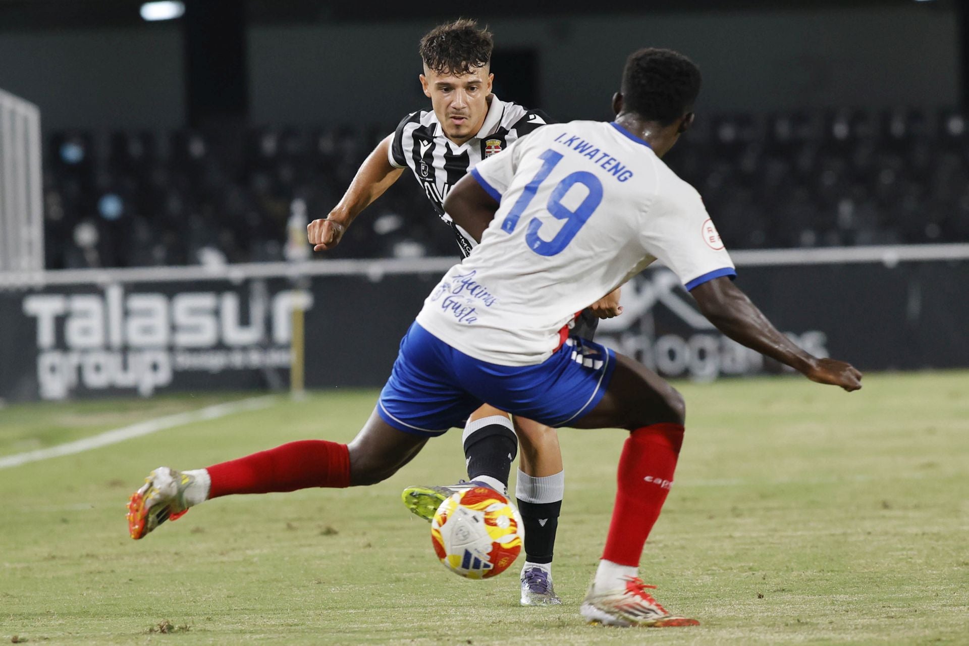 El martillo pilón de Javi Rey acuesta líder al FC Cartagena, en imágenes