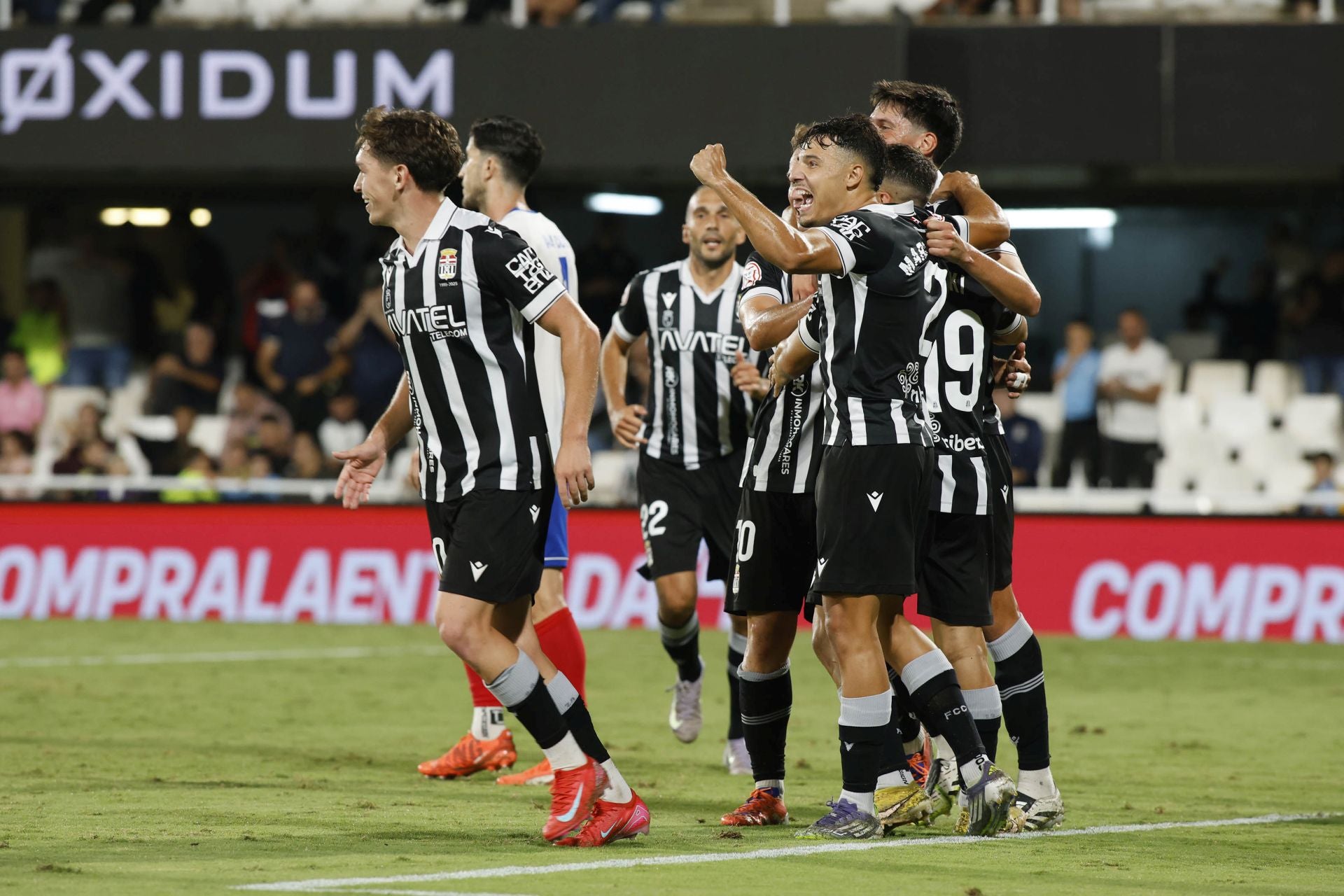 El martillo pilón de Javi Rey acuesta líder al FC Cartagena, en imágenes