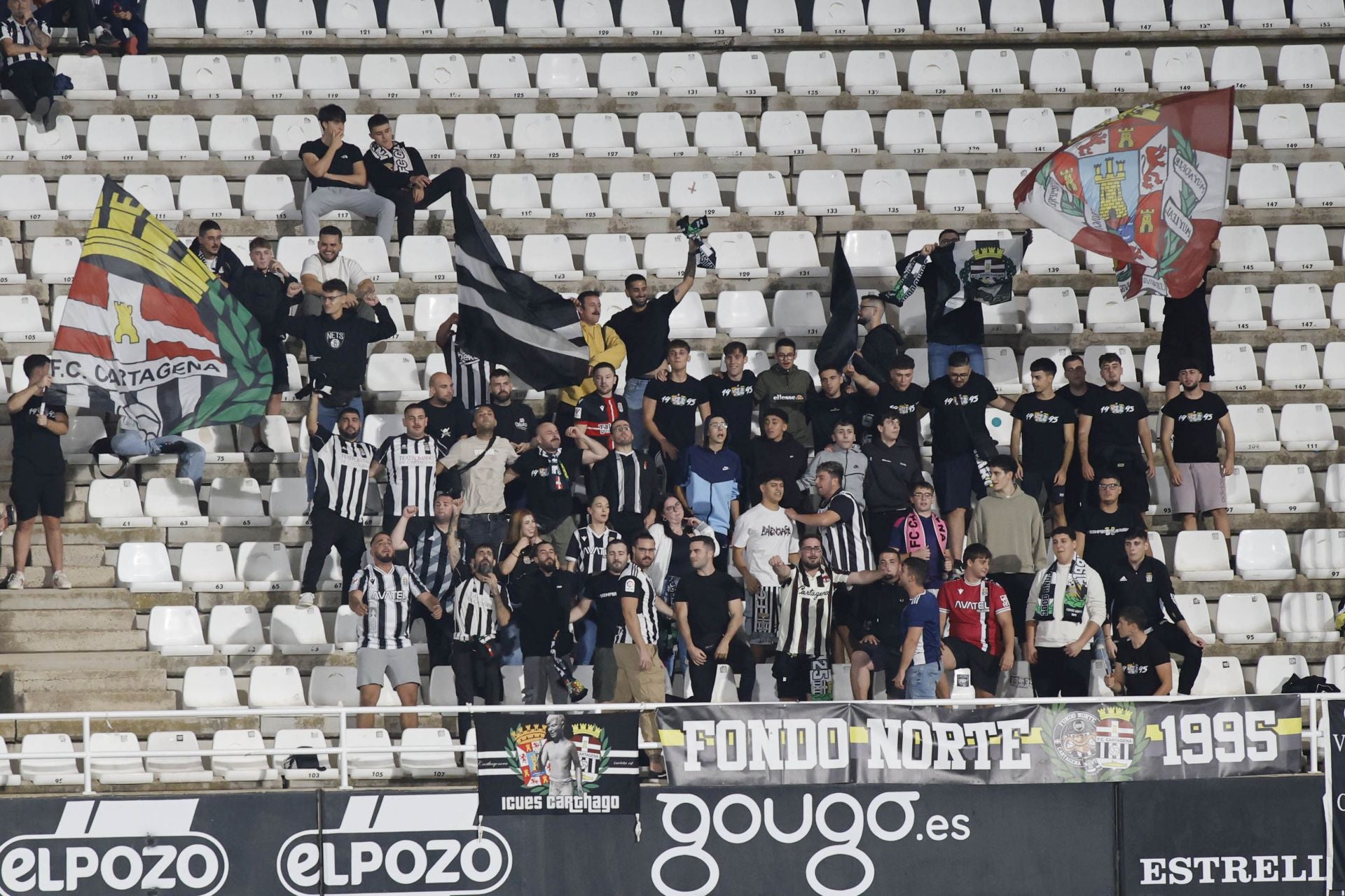 El martillo pilón de Javi Rey acuesta líder al FC Cartagena, en imágenes