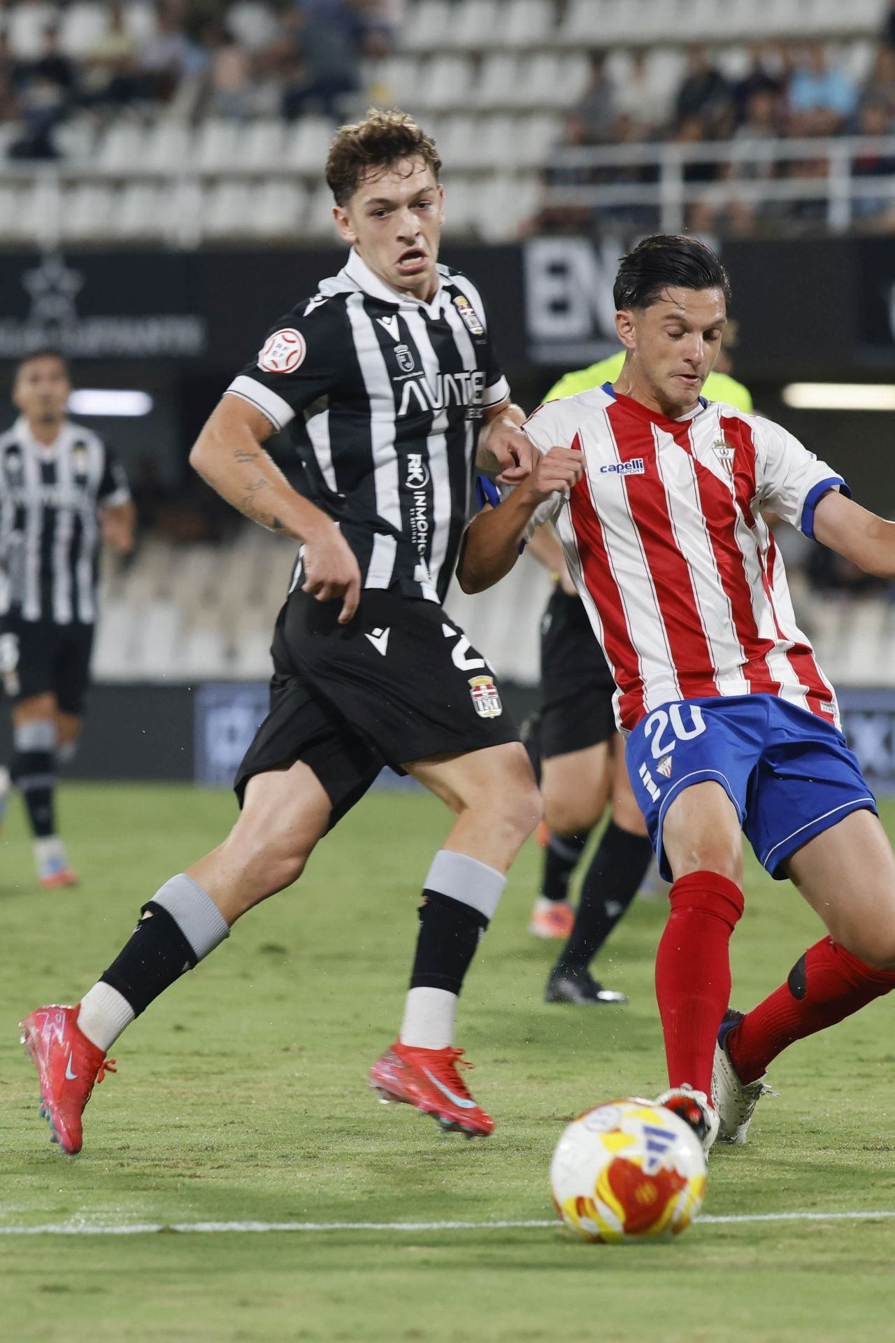 El martillo pilón de Javi Rey acuesta líder al FC Cartagena, en imágenes