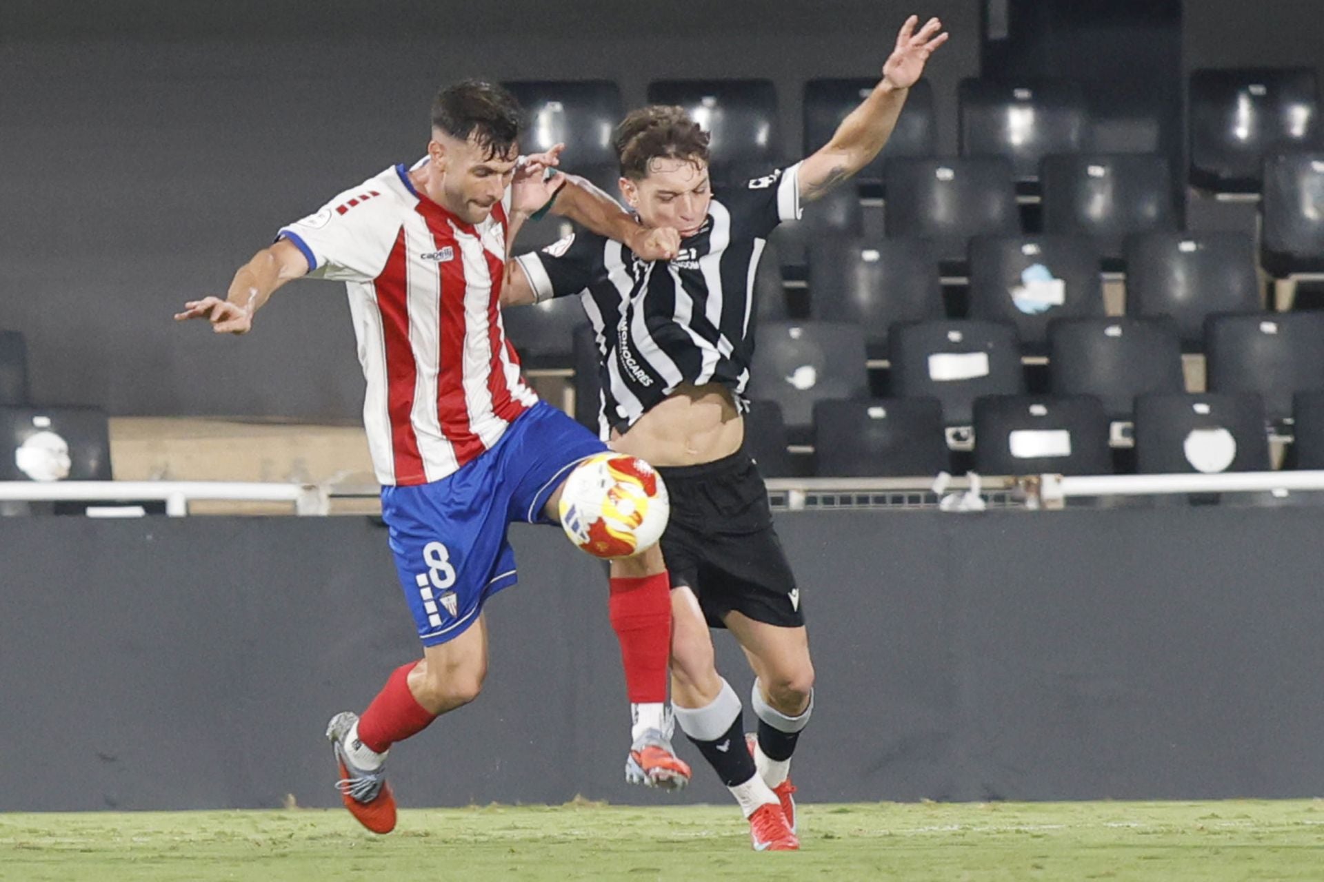 El martillo pilón de Javi Rey acuesta líder al FC Cartagena, en imágenes