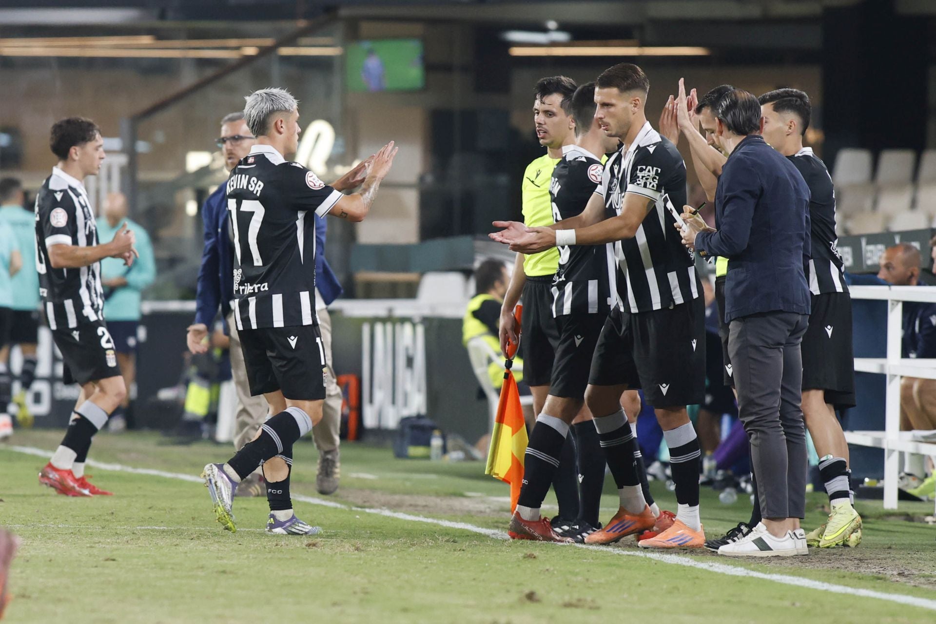 El martillo pilón de Javi Rey acuesta líder al FC Cartagena, en imágenes