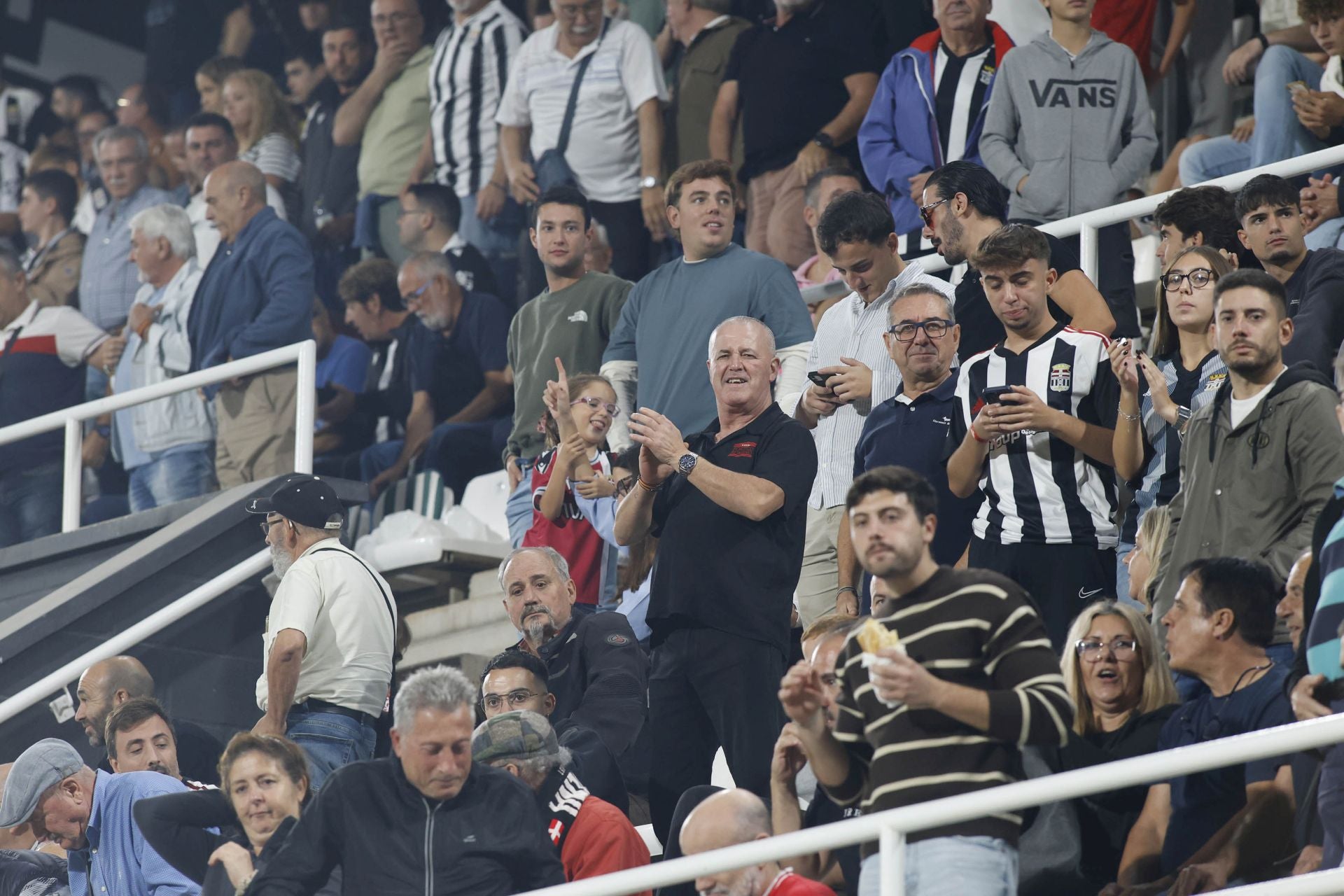 El martillo pilón de Javi Rey acuesta líder al FC Cartagena, en imágenes