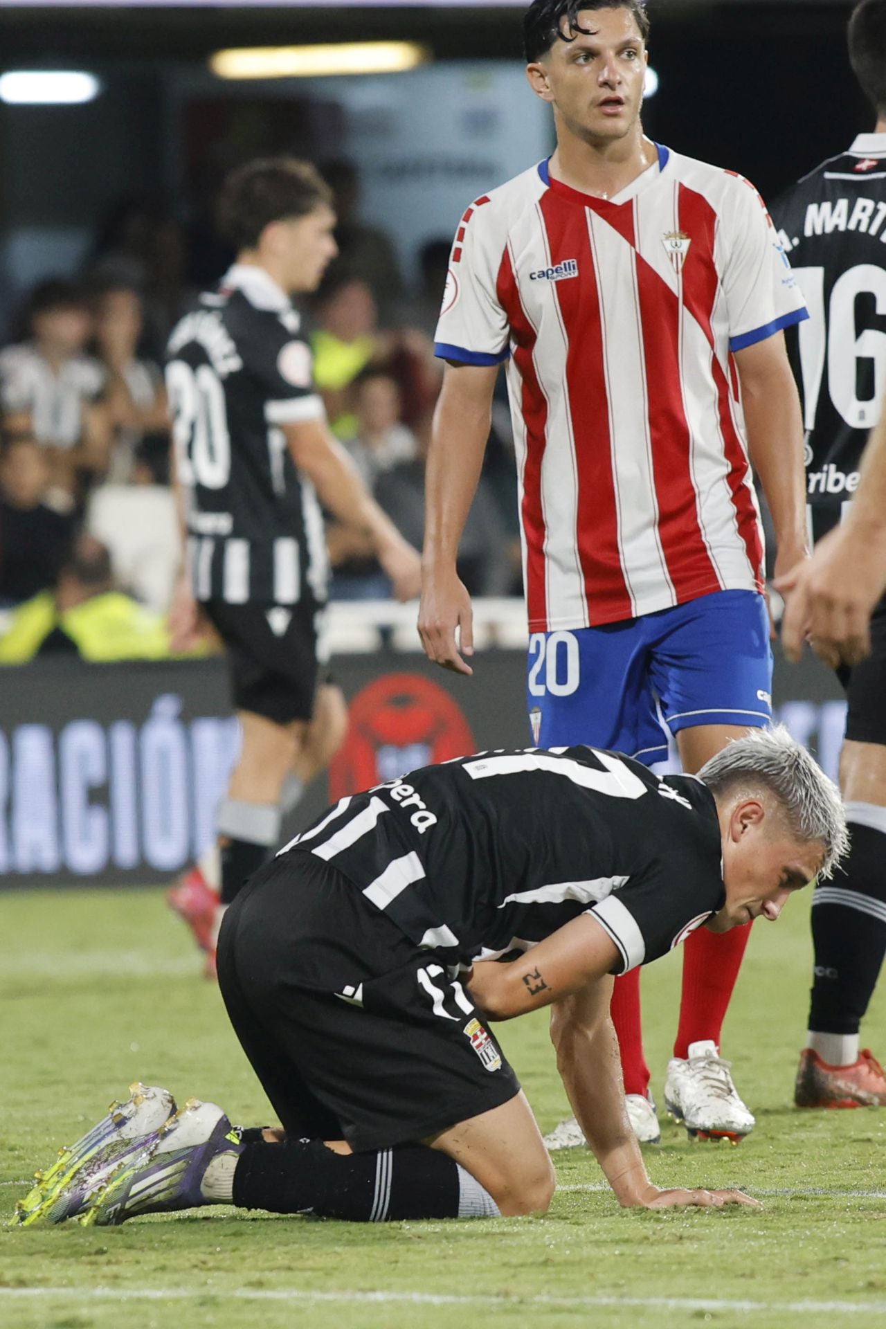 El martillo pilón de Javi Rey acuesta líder al FC Cartagena, en imágenes