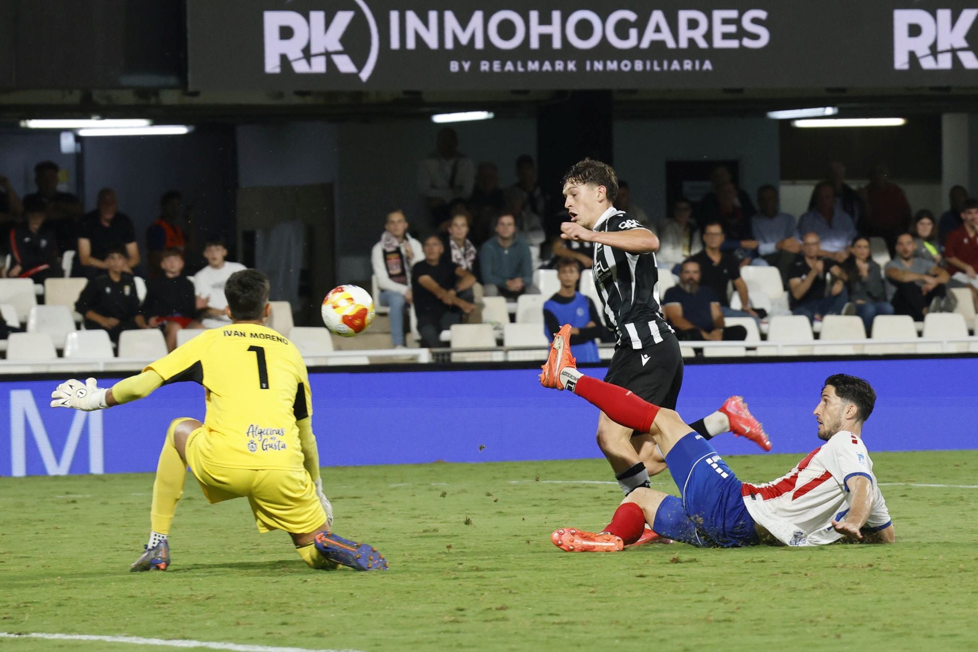 El martillo pilón de Javi Rey acuesta líder al FC Cartagena, en imágenes