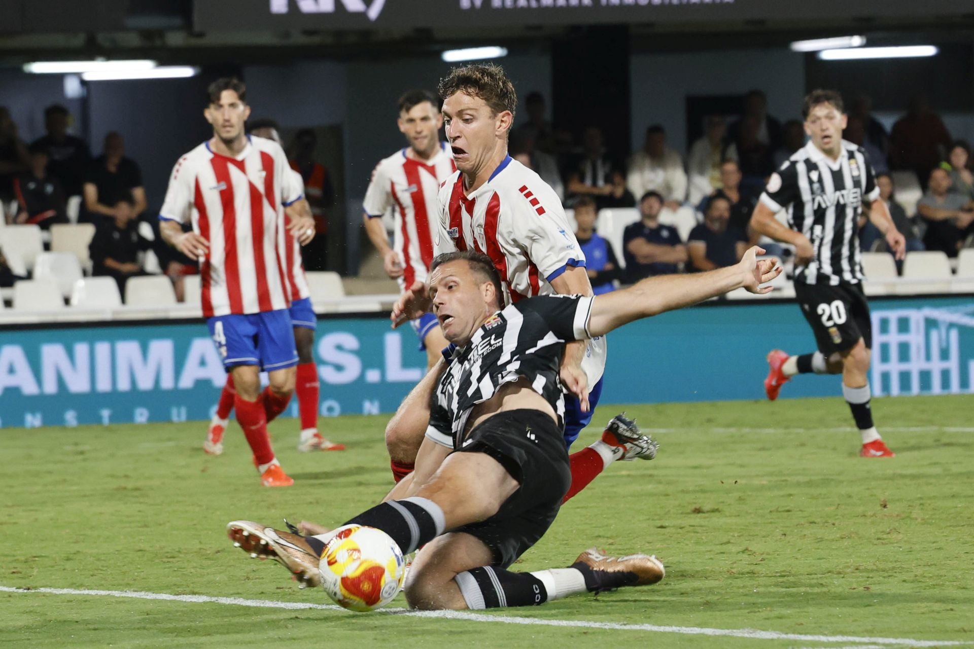 El martillo pilón de Javi Rey acuesta líder al FC Cartagena, en imágenes