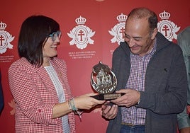 Gloria Gómez entrega el escudo del Bando Moro a Diego Marín